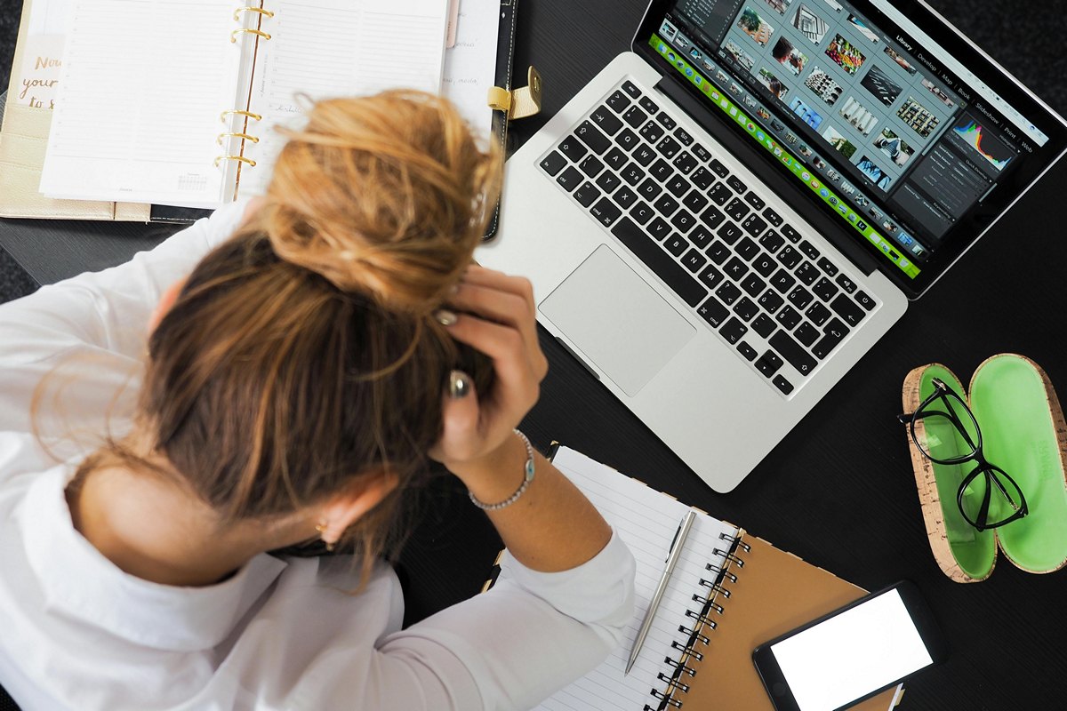 Foreign girls sit in front of the computer and worry about whether to start a business or go to work to achieve financial freedom